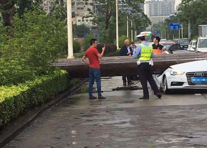 事故快报汽车吊又是汽车吊某工地发生一起严重吊装事故造成1死4伤