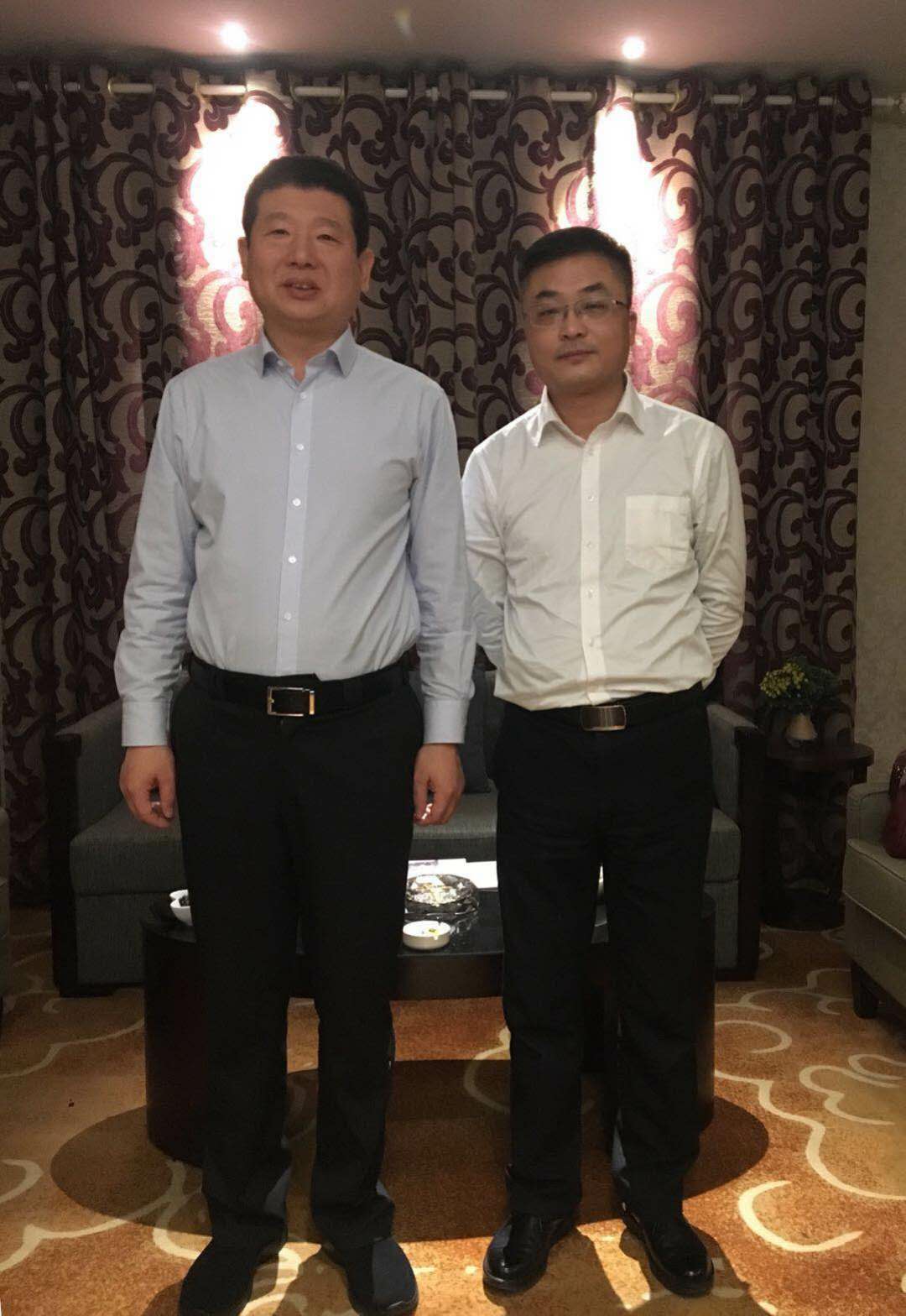 左(林州市市长王宝玉)右(中联众福副总裁冯强)在此期间,冯强一行在