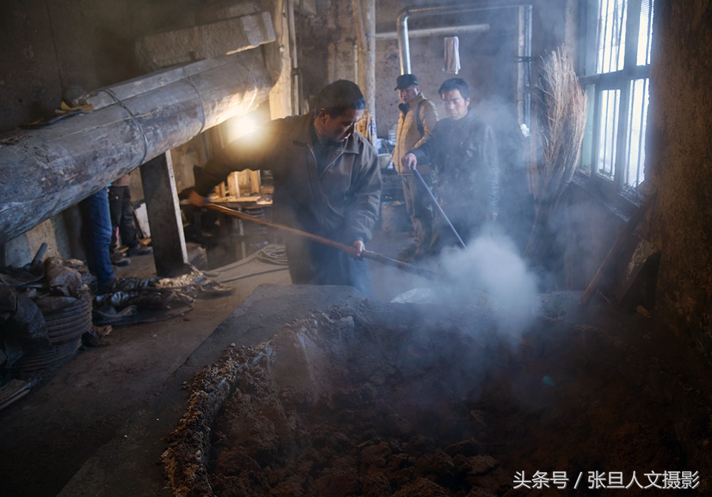 二百多年传统古法压榨油坊黑暗的房间里嘎咋声响香味扑鼻而来