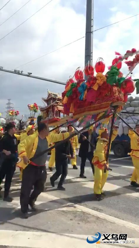 昨廿三里西京村举行迎龙灯活动,浓浓的义乌民俗文化韵味迎面扑来