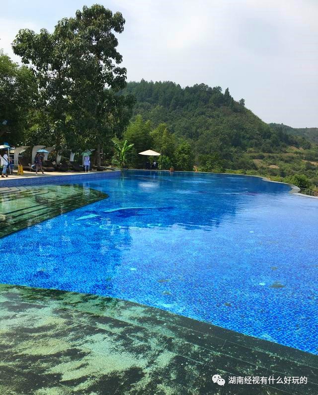 现在,此刻,当然不能错过这池温泉. 马儿山地处张花高速