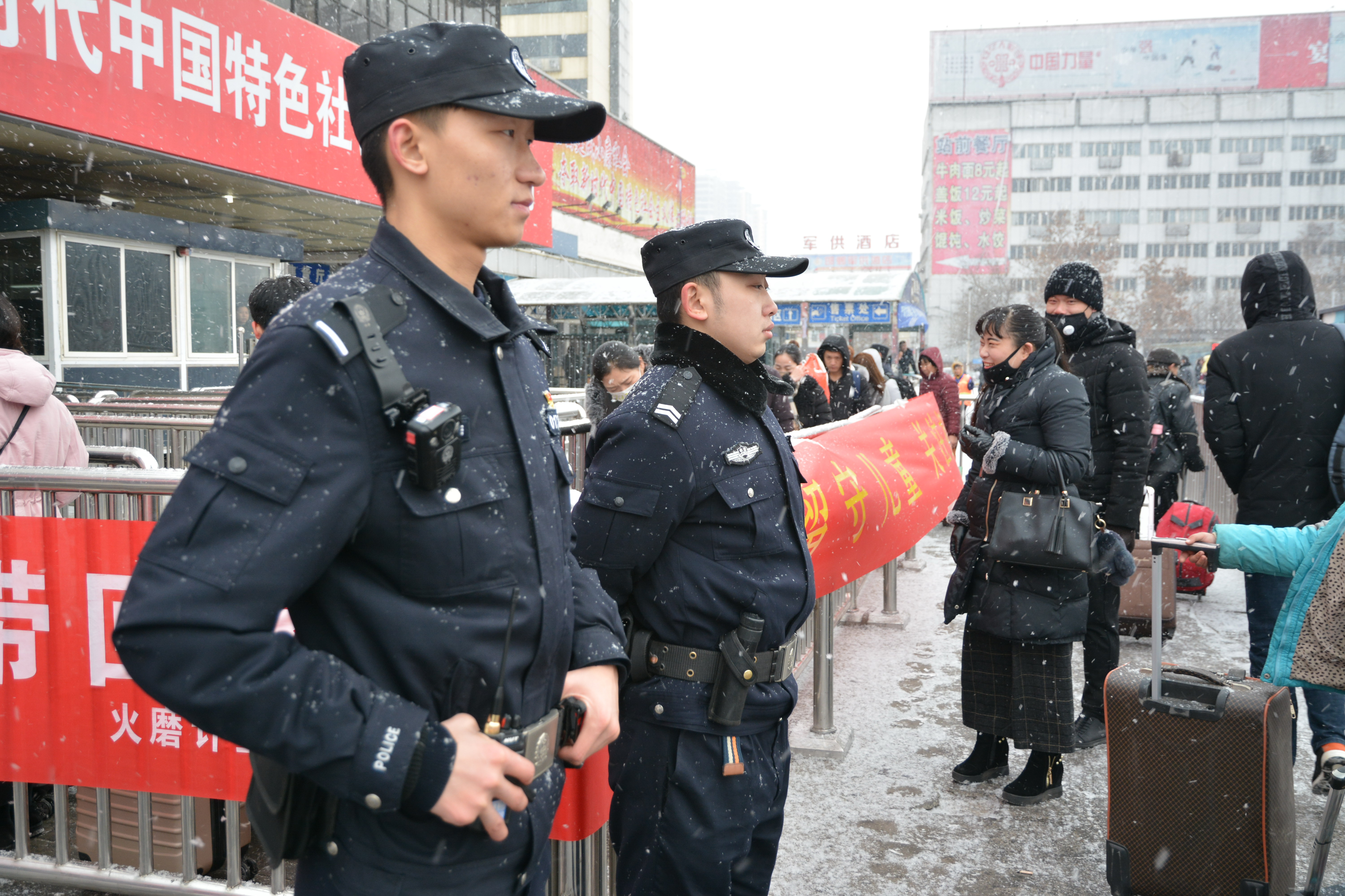 在这银装素裹的旅途中,铁路警察是您平安的守护者!