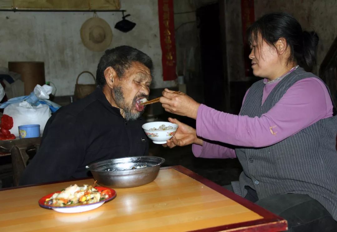 谭天秀在遭遇家庭变故后,对前夫胡光成同母异父且