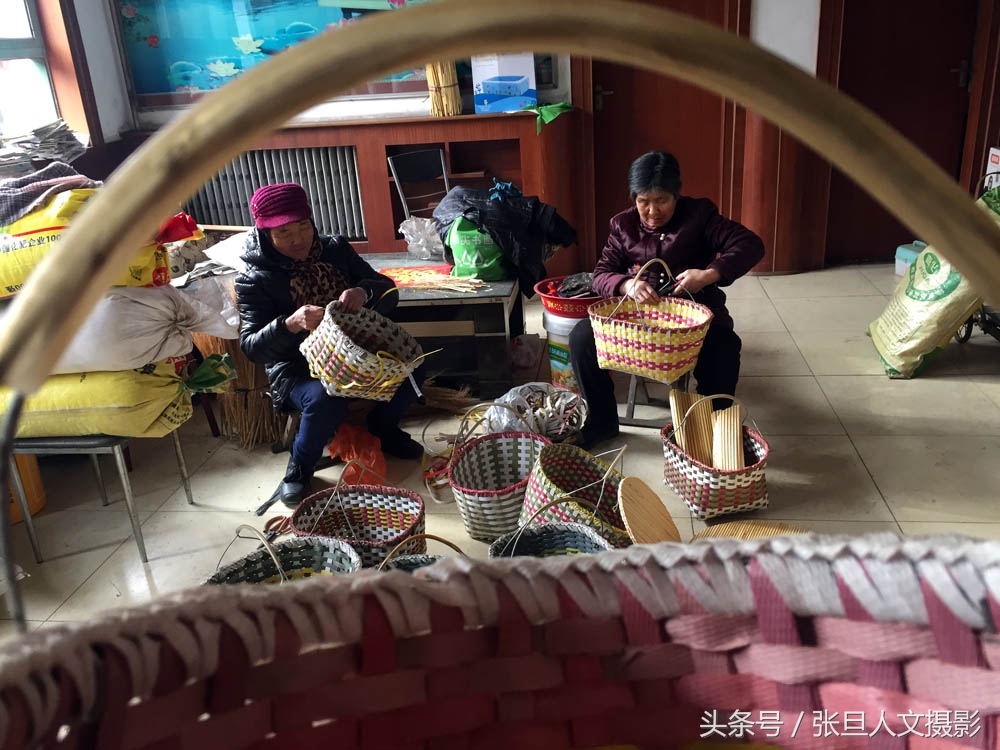 62岁的大妈有一手编织手艺 快乐一辈子