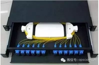 光纤终端盒 :是一条光缆的终接头,他的一头是光缆,另一头是尾纤,相当