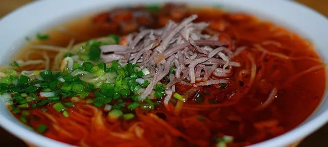 美食 正文 务川仡佬"三幺台:天星米麻饼,荞麦皮,蕨根包子,巴山豆粉卷