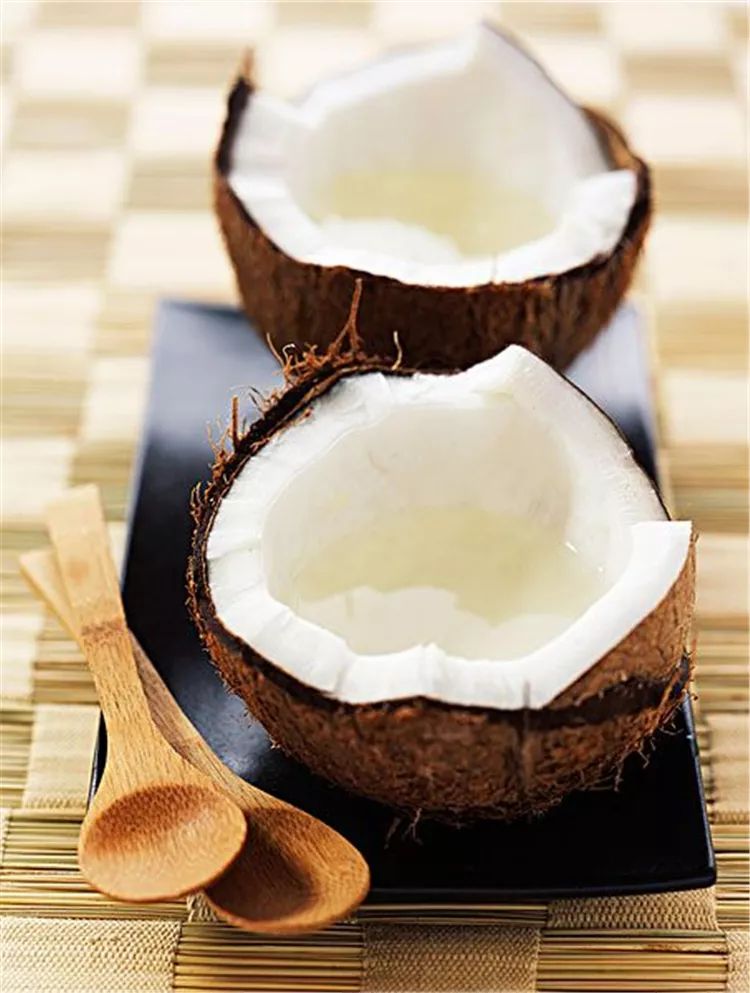 用椰肉提炼的椰子油是高档食用油,也是重要的油脂化工原料.