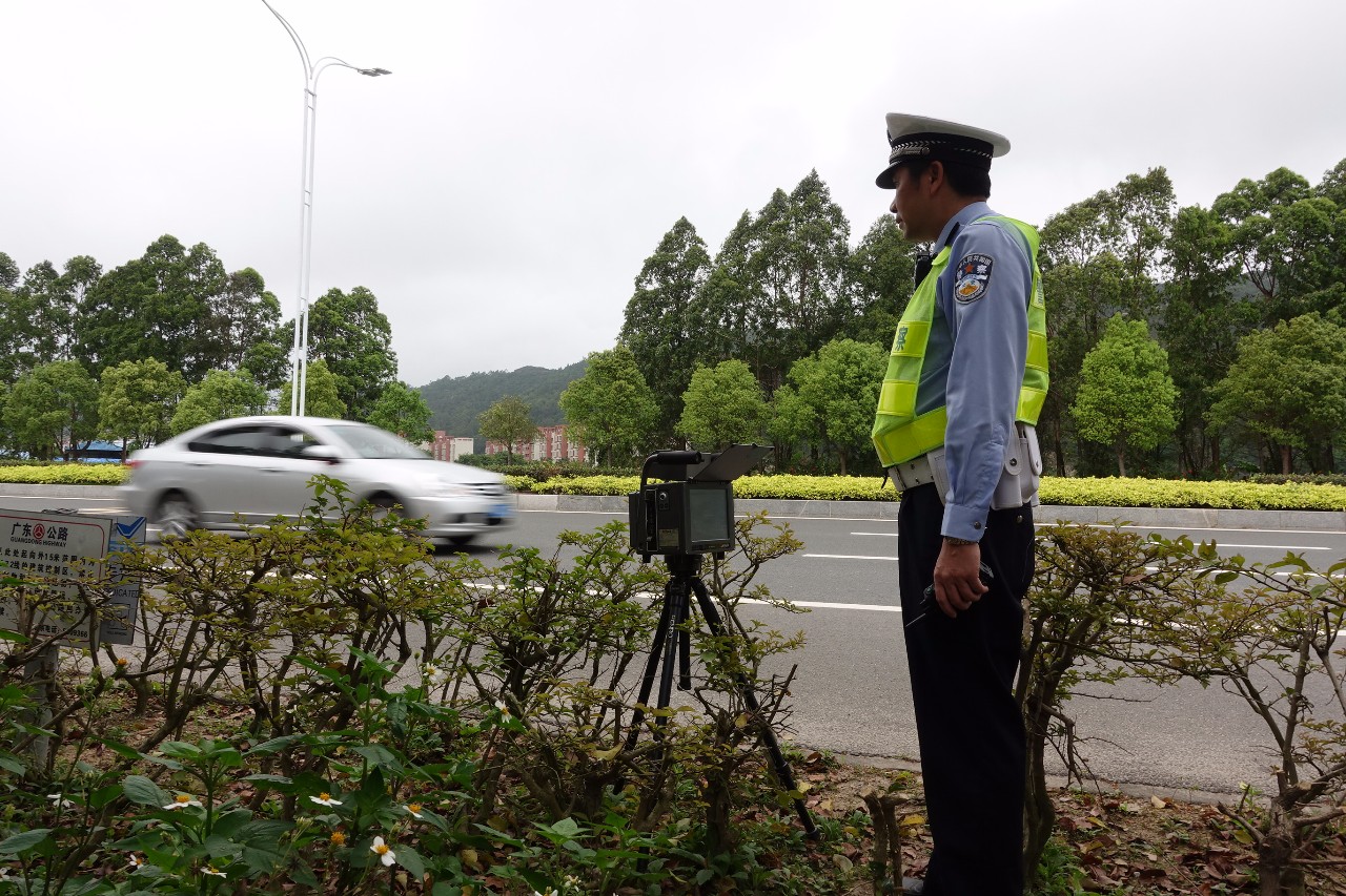 珠海开始疯狂查车小车摩托车都严查每天500交警连查两个月