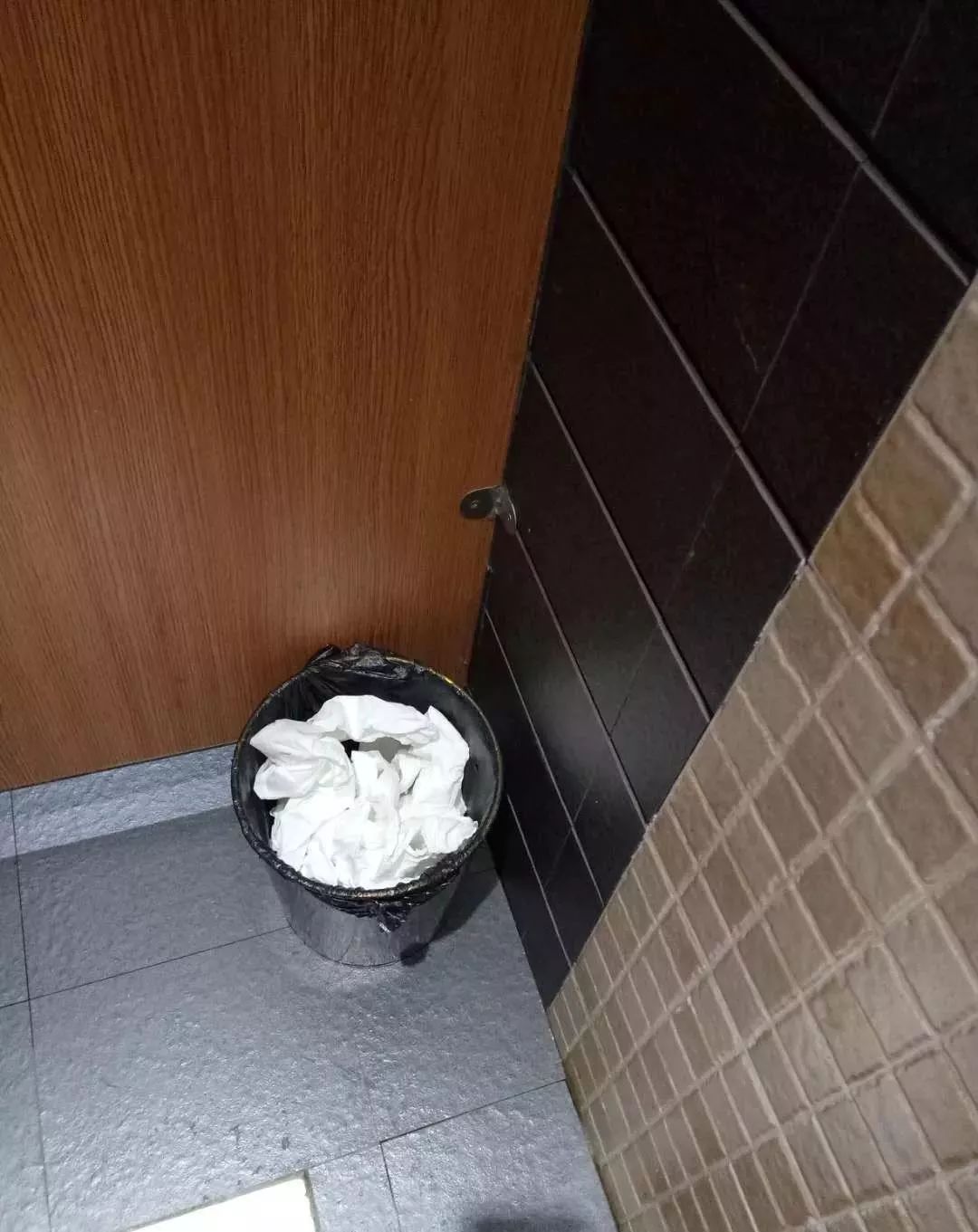 强烈谴责乐山一些六七十岁老人专偷公厕卫生纸实在太气愤