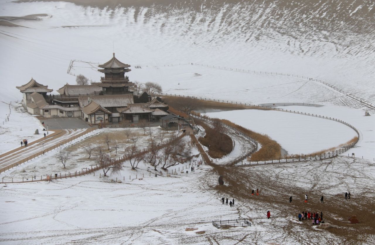 纷飞 莫高窟壁当空飘舞的飞天 敦煌的雪景是独一无二的 她是天地