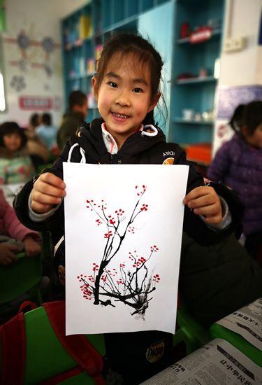 然后在枝干上点花,孩子们用棉签蘸上红色颜料,点出花瓣若干,在点画的