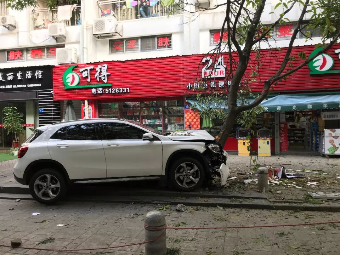 东凤镇东阜路发生惨烈车祸！摩托车司机被泥头车碾中|摩托车|泥头车|伤者_新浪新闻