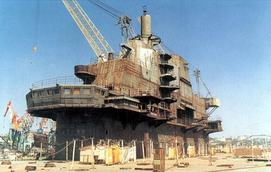 苏联解体时这艘航母已经将近完工,解体后的乌克兰无力完成建造,于是就