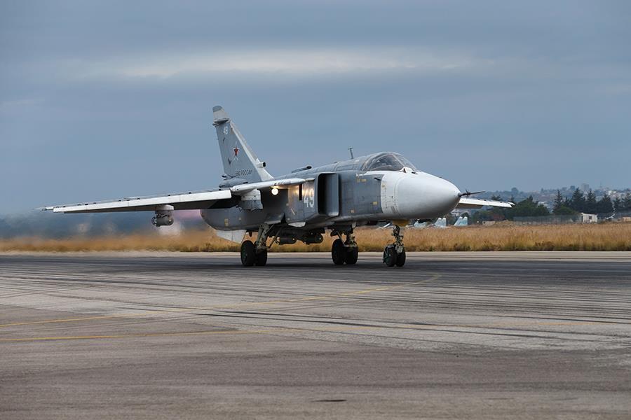 苏-24m战机开加力起飞.