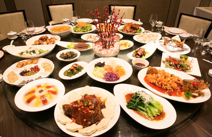 一桌精心准备的年夜饭, 承载了中国人太多的团圆情感.