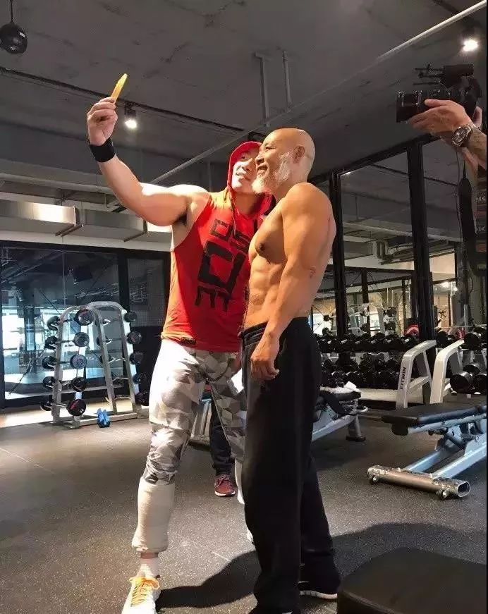 【健身达人】63岁老年版"彭于晏"刷爆朋友圈,逆天肌肉