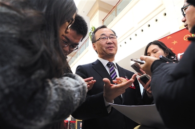 昨日,市人大代表卫爱民接受记者采访.新京报记者 侯少卿 摄