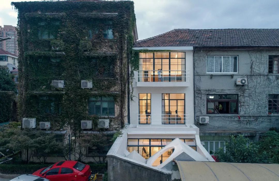 的打工夫妇在上海住240老公房,被设计师爆改成私人独栋别墅