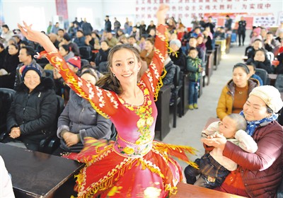 图为兵团歌舞剧团舞蹈演员苏比努尔·库尔班为职工表演节目.