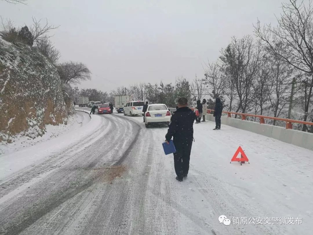 今日下午刚刚下雪镇原县道路路况平泉至姚川下坡路段不宜通行