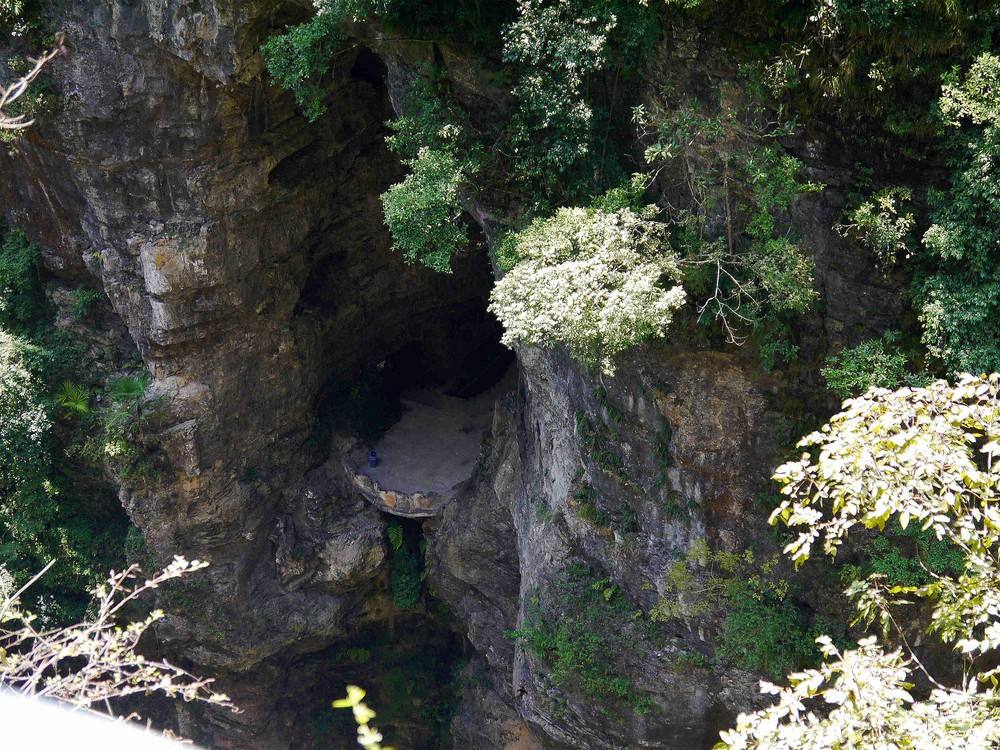 猴耳天坑是一个有着上千万年历史沉淀的喀斯特地质天坑.