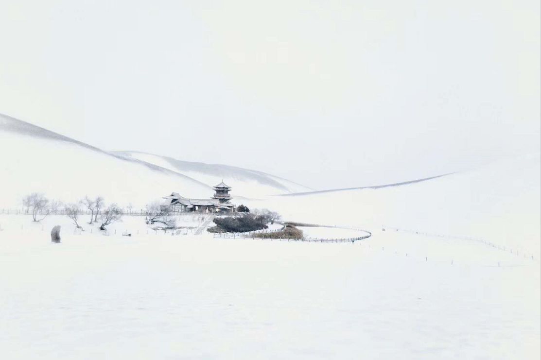 纷飞 莫高窟壁当空飘舞的飞天 敦煌的雪景是独一无二的 她是天地