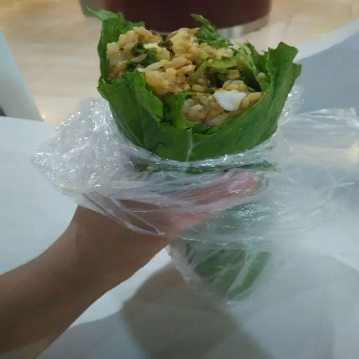 白菜叶裹着米饭和土豆泥,拌上酱料