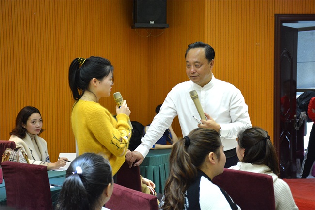 深圳育星管理学院总裁刘国鹏莅临潢川飞天艺术培训中心授课