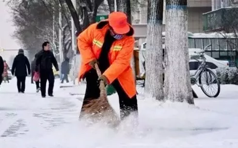 大清早,清扫马路的环卫工人