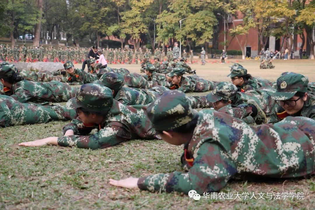 经教官示范与耐心讲解后,同学们纷纷开始练习匍匐前进.