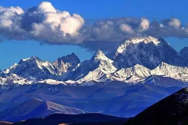 这里有高差五六千米的蜀山之王贡嘎雪山,获得中国最美名山第二名,被誉