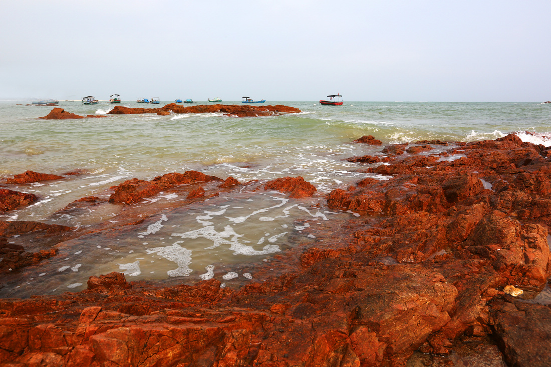 红石滩位于博鳌东北方约5公里处,景象独特,天蓝蓝,海蓝蓝,红礁石,细