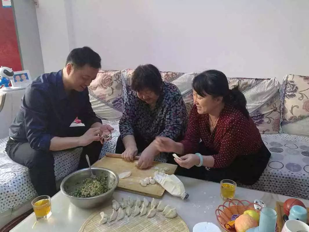 陪着家人一起 做年夜饭包饺子,一家人在一起聊天家长里短,享受难得的