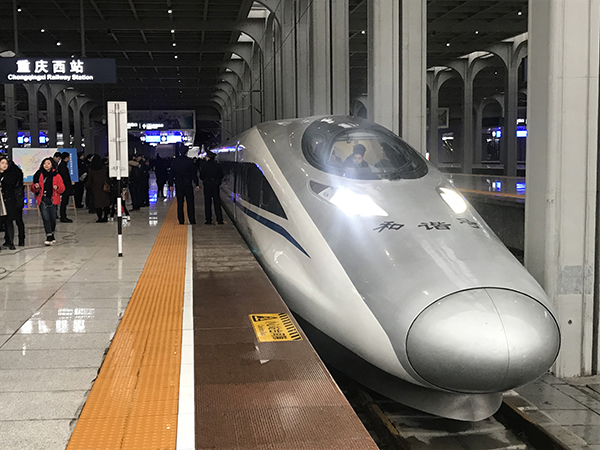 1月25日,d8581次列车停靠在重庆西站,准备发往贵阳北站.