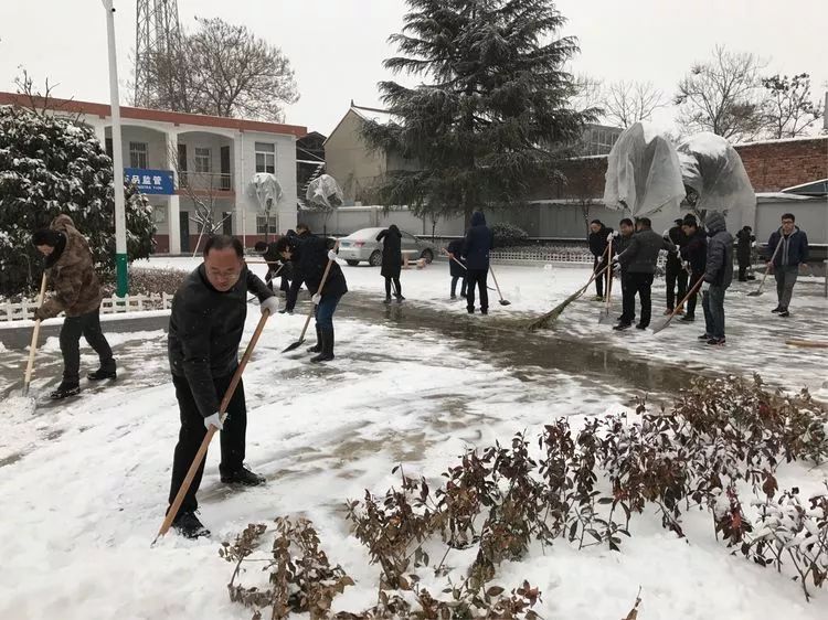 我扫雪,你出门!临潼街办干部雪天彰显铁军风范