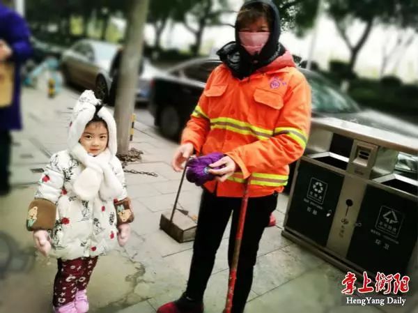 想打雪仗衡阳市民还得耐心再等等；摩托车炫技狂奔司机边开边直播｜新闻串烧(图1)