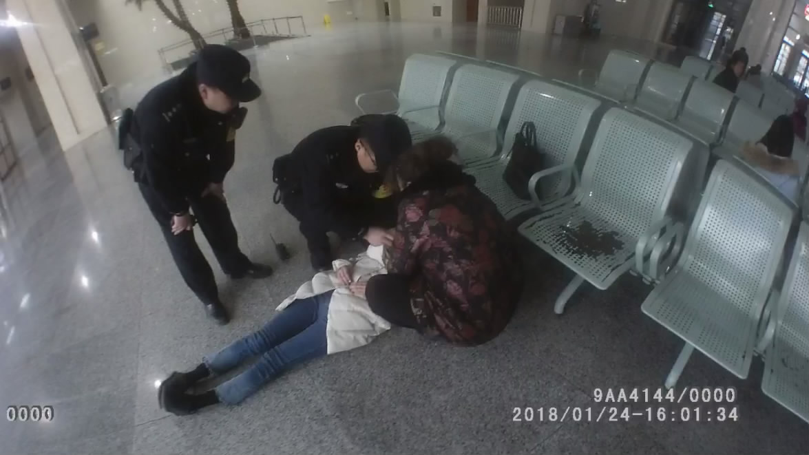 1月24日,在陕西延安火车站,一名女性旅客在候车时由于低血糖突发晕倒