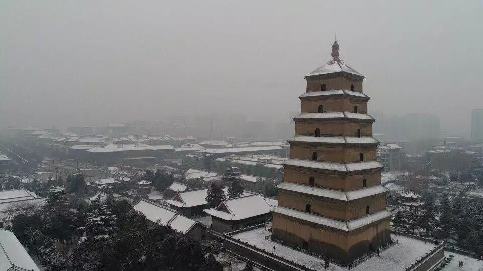 感受千年古塔积雪的厚重