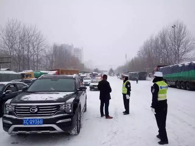 晋城下雪致事故频发,一汽车直接冲进了饸饹馆.