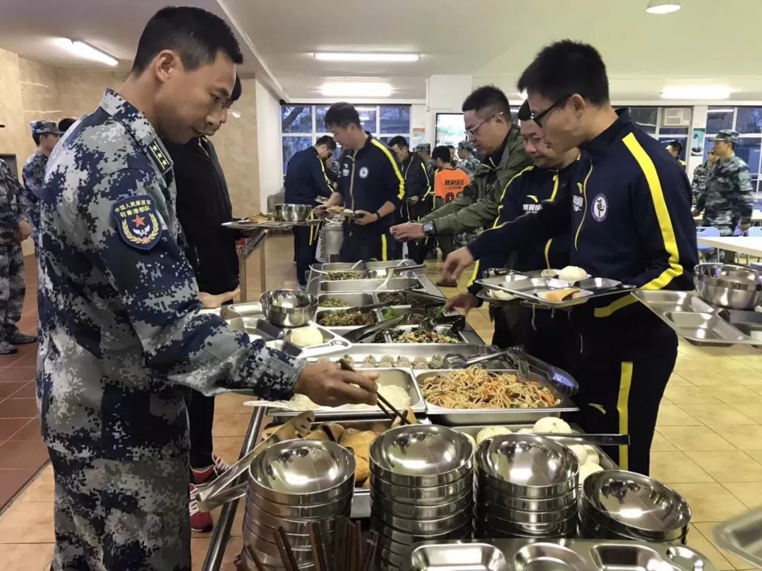 还 在部队食堂感受了一次驻港部队炊事班服务.