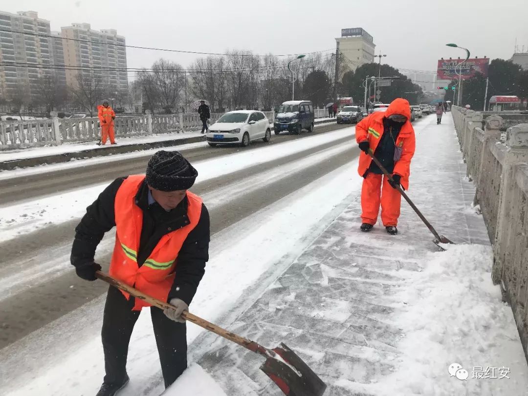 还有不畏寒冷的清洁工人们,清除道路积雪.