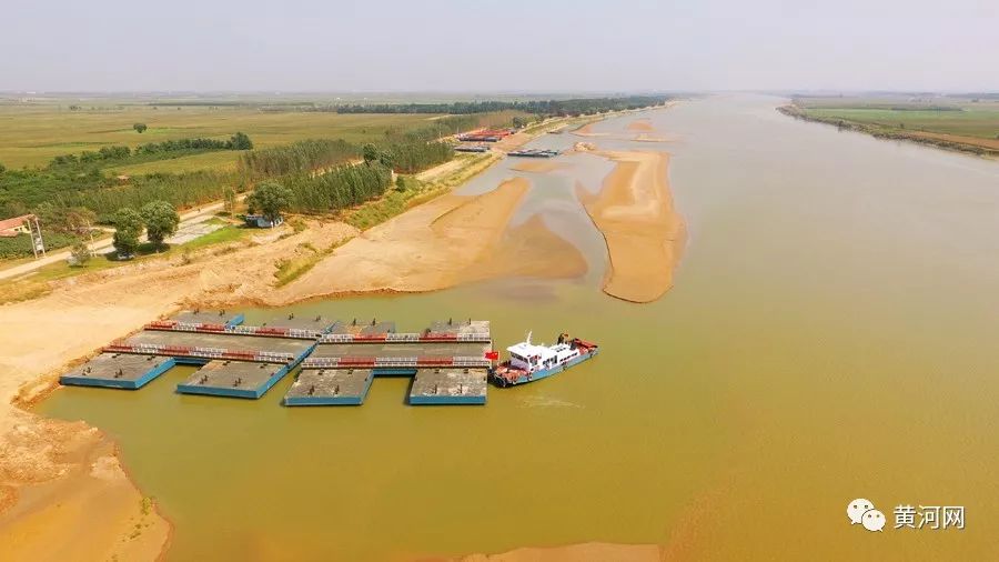 建设中的西五路浮桥 同时,河口管理局还在积极推进东营市南二路和河广