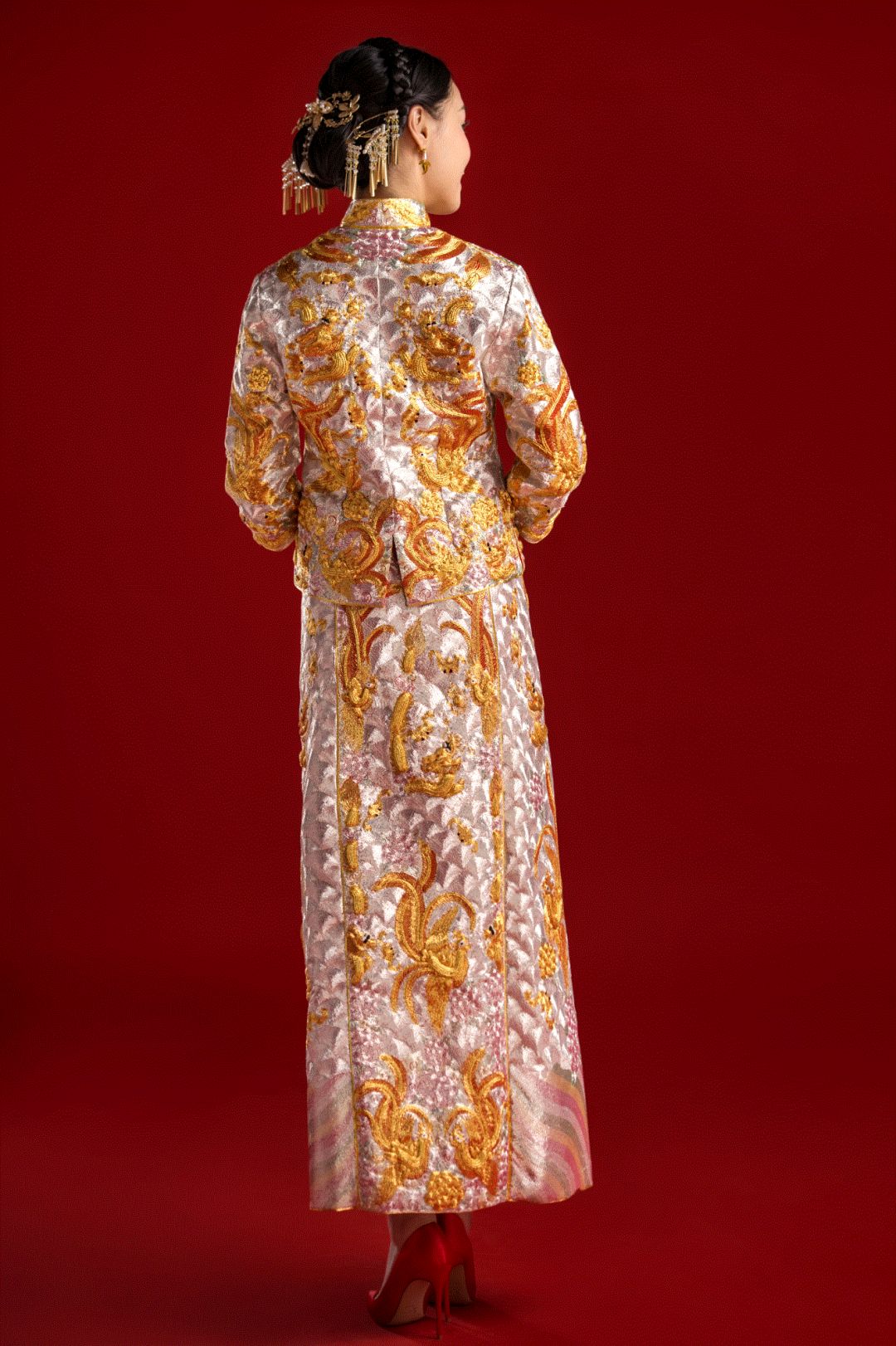 褂皇是所有裙褂中等级最高的,金银线密度最大,接近100%的密度使整体看