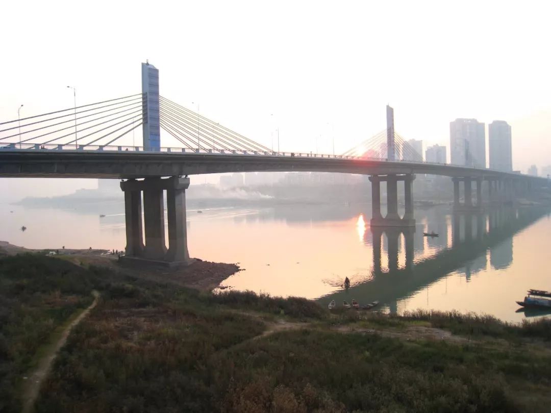 株洲湘江四桥又名天元大桥,大桥地处于湘江株洲段中游,东起株洲市场群