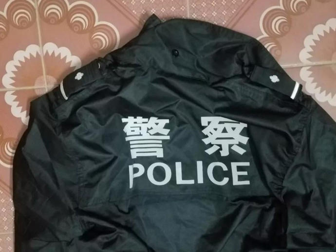 一, 看警用标志是否齐全 民警目前的制式服装共分4类,有执勤服,作训