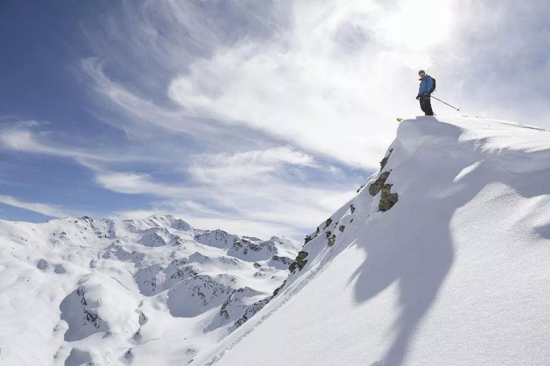 海拔高的滑雪场11月开放,更有可供游客夏季玩乐的滑雪场,全年开放