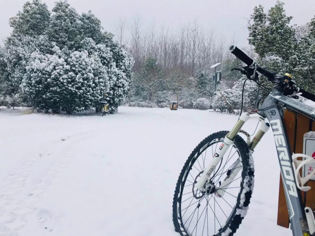 有毛病吧,冰天雪地还骑车?