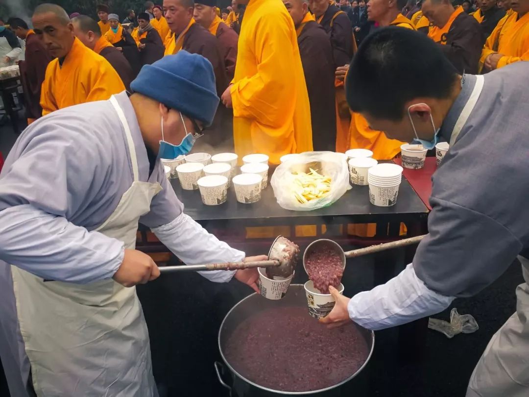 福气满满!峨眉山各寺向大众广施腊八粥