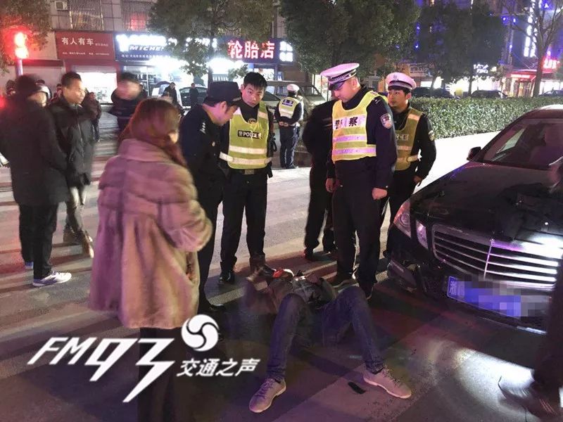 男子路口欲碰瓷奔驰车,突然碰到了一快递小哥,然后画风突变.