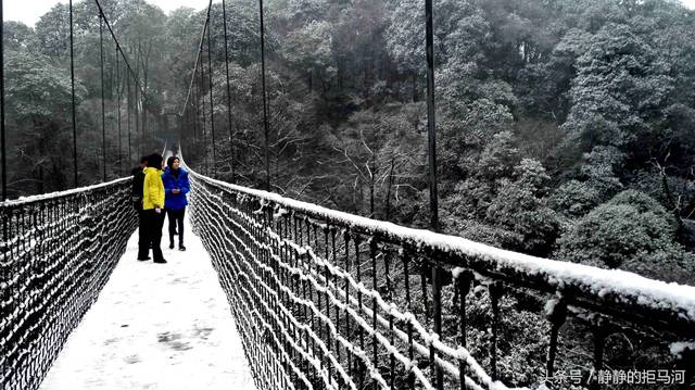 这道石块修砌的护栏也覆盖着积雪,与屋顶的积雪交相呼应.